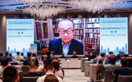 复旦大学资深传授
张军：放开供给侧，把更多空间交给市场、交给企业家、交给地方当局
