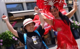 藏在影戏
节里的都会
“买卖
”