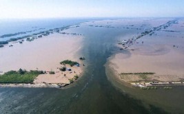 华容洞庭湖决堤现场：正在堵口，专家预计工程周期4天左右