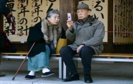 日本“高龄单人户”激增，养老关照
机构停业数创新高