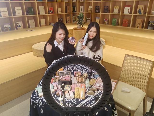 每天四五百万份订单从中国发货，直播跨境购物在越南爆发 每天四五百万份订单从中国发货，直播跨境购物在越南发作
 时时快讯