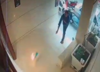 一夫君
向伊朗总统候选人竞选办公室投掷燃烧弹 时时快讯