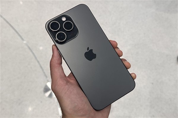 iPhone 17与台积电2nm当面错过
!苹果把大招留给了iPhone 18 时时快讯 iPhone 17与台积电2nm失之交臂!苹果把大招留给了iPhone 18 iPhone 17与台积电2nm当面错过
!苹果把大招留给了iPhone 18 时时快讯